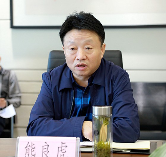熊良虎在听取水环境公司专题汇报时强调：咬定指标、坚定信念，以决战决胜姿势完玉成年经营工作