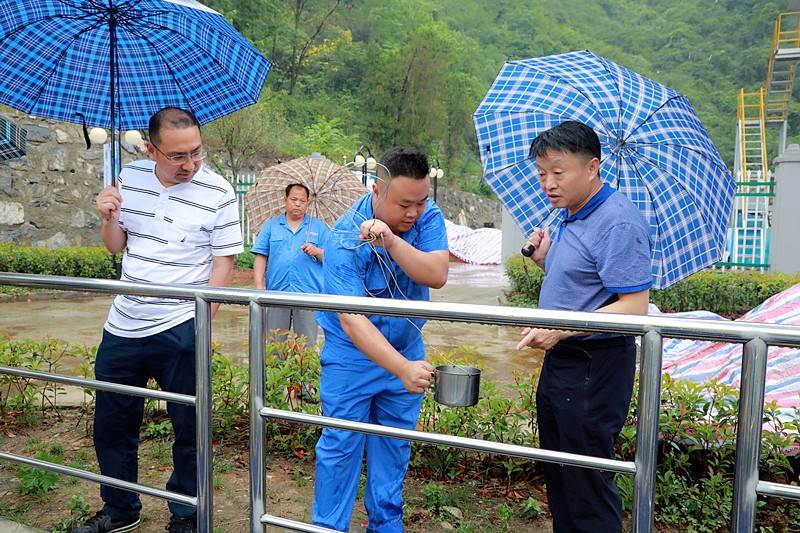 熊良虎在镇安污水处置厂调研时指出：以守护人民人民喝上干净的水、安心的水为启程点，助力打好碧水保卫战