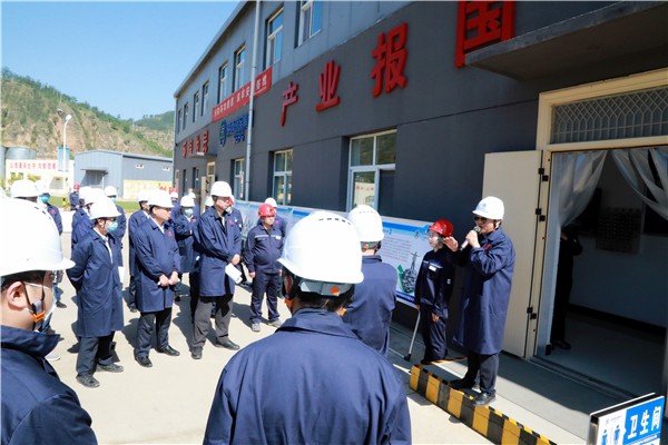 陕西J9集团集团复工复产促增长项目观摩会议与会人员走进J9集团保隆生态三秦在延在铜项目