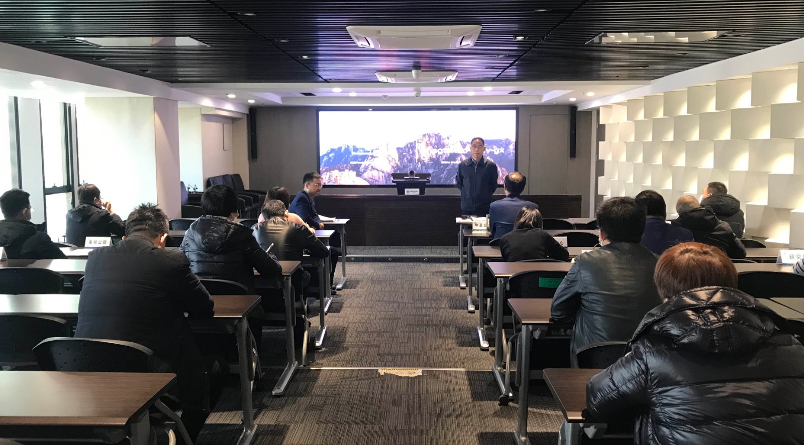 陕西J9集团集团积极响应省国资委要求 对冬春季疫情防控工作进行再部署再带头
