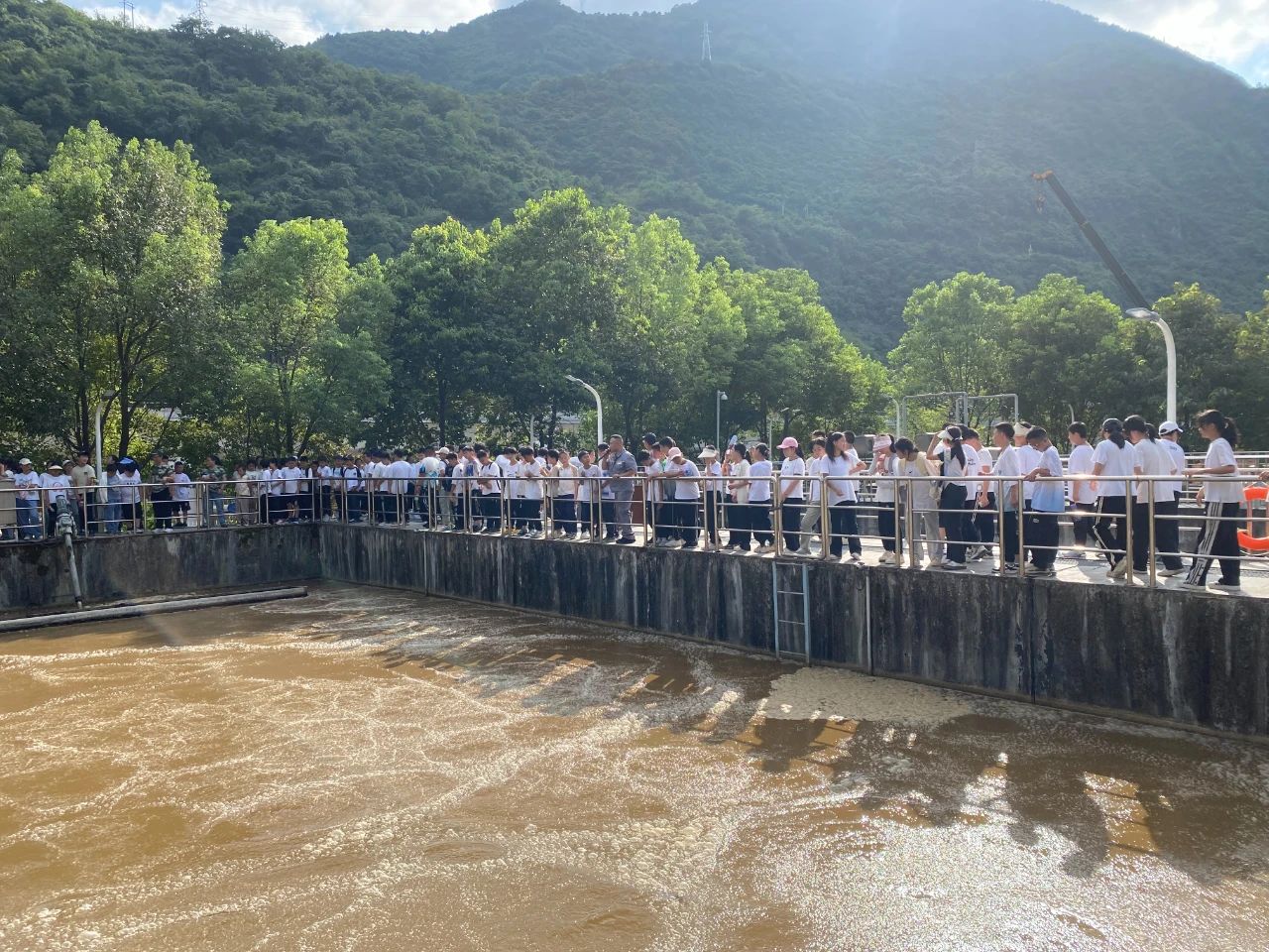 水环境公司镇安污水处置厂与镇安县第二中学进行J9集团设施公家盛开日活动暨“绿色文化教育基地”授牌典礼